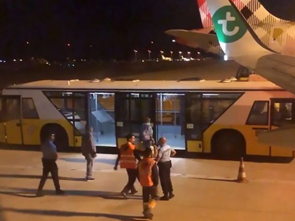 В Португалии самолет совершил экстренную посадку из-за зловонного пассажира (ФОТО)