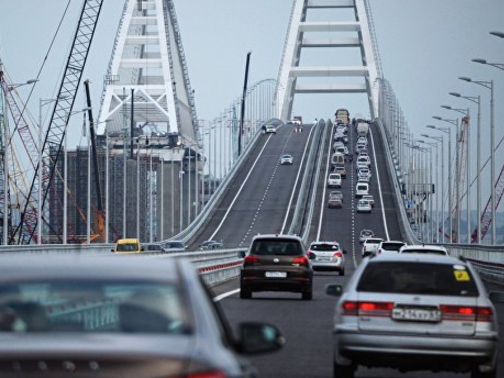 На Крымском мосту произошло первое ДТП: легковушка столкнулась с автобусом