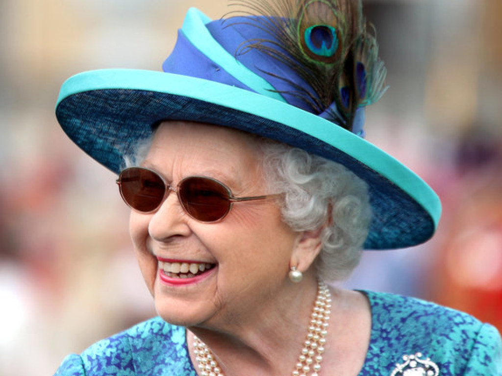 Королева Елизавета II пришла на вечеринку в модных очках овальной формы (ФОТО)