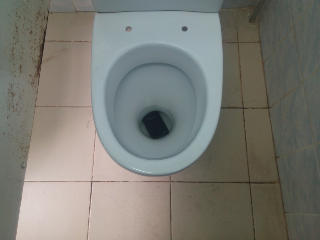 В Китае мужчина при попытке выловить телефон застрял в туалете, на помощь пришли пожарные (ВИДЕО)