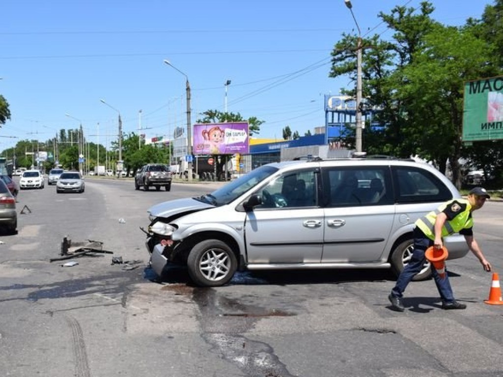 На проспекте в Николаеве разбились 4 авто: один человек попал в больницу (ФОТО)