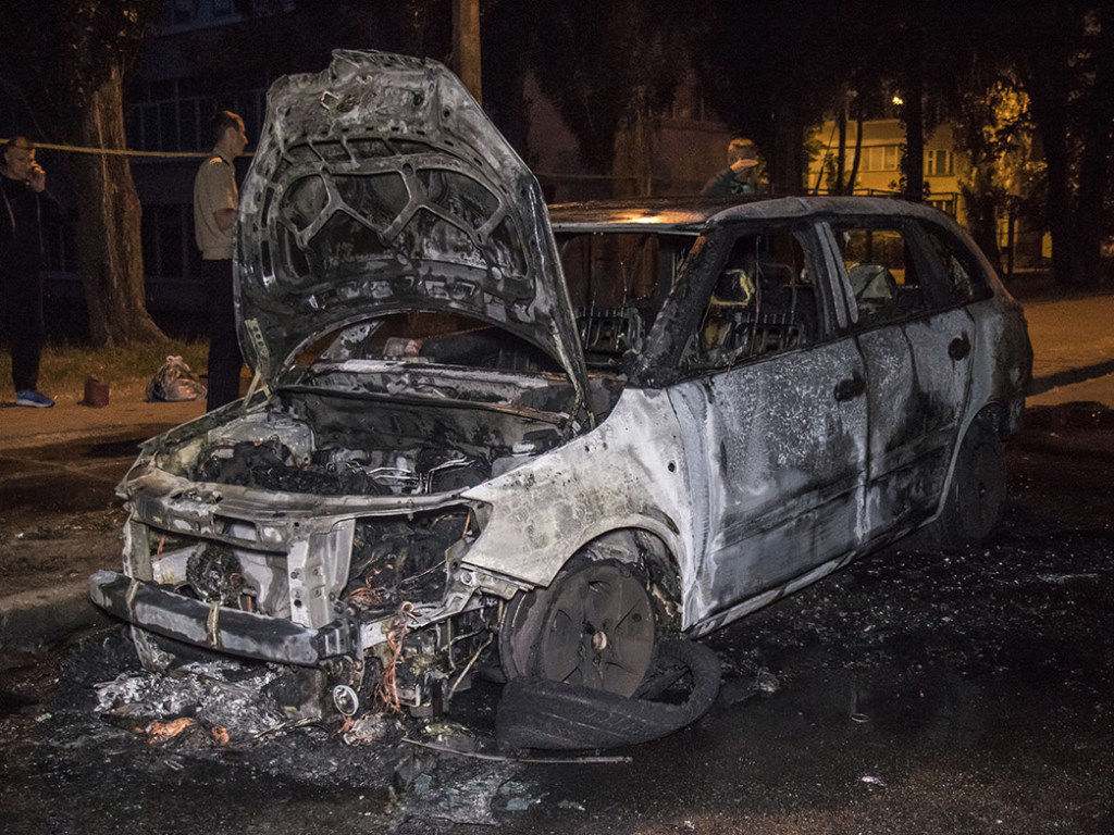 На Виноградаре в Киеве сгорела Skoda (ФОТО, ВИДЕО)