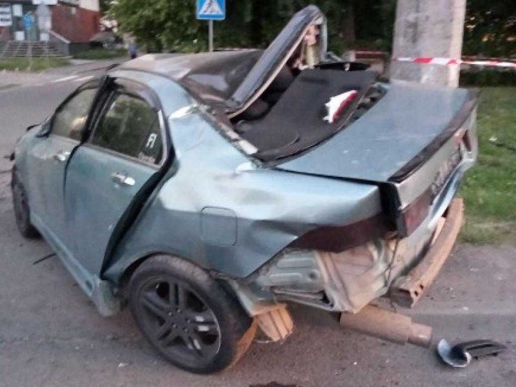 В Луцке водитель на Honda, избегая наезда на человека, врезался в столб (ФОТО)
