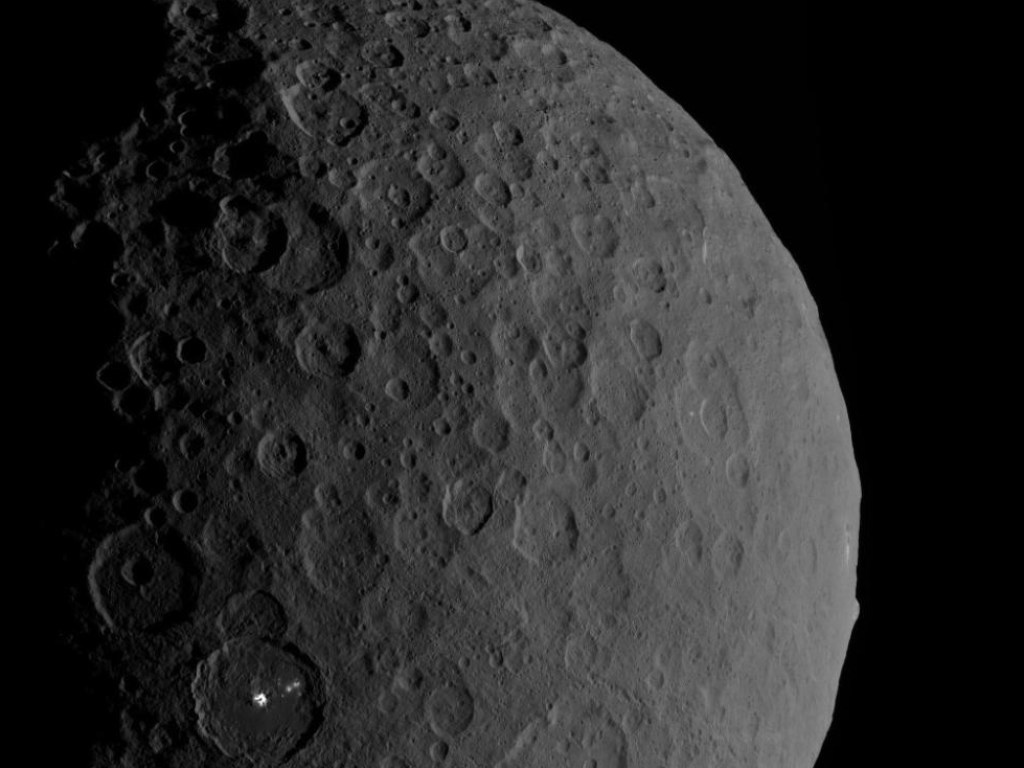 Зонд Dawn приблизится вплотную к карликовой планете Церера (ФОТО, ВИДЕО)