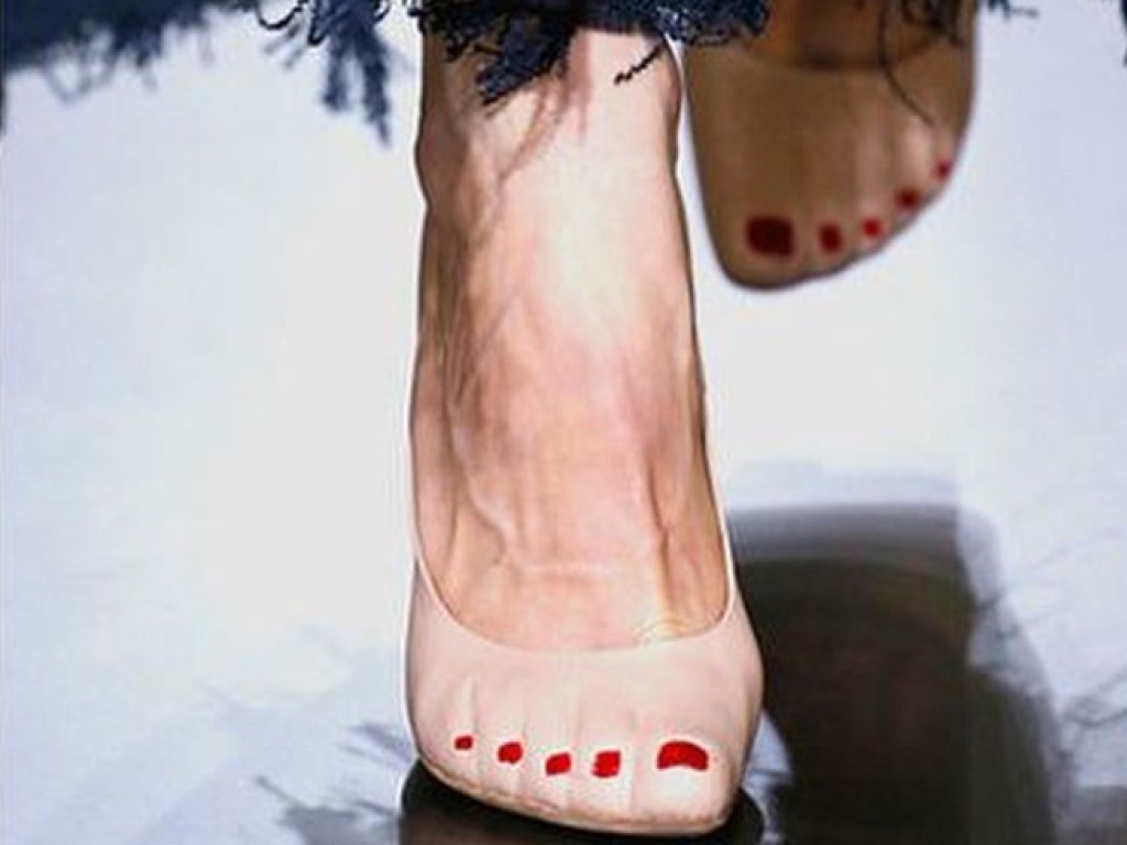 Отвратительный дизайн: В Сети представили самый противоречивый обувной тренд сезона (ФОТО)