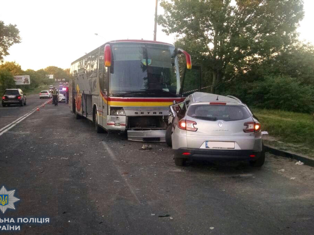 В Ровно автомобиль со съемочной группой влетел в автобус, есть погибший (ФОТО)
