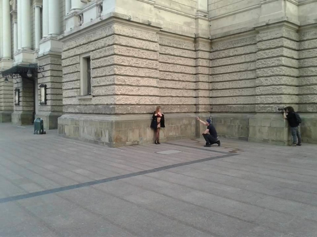 В центре Львова среди бела дня состоялась эротическая фотосессия (ФОТО)