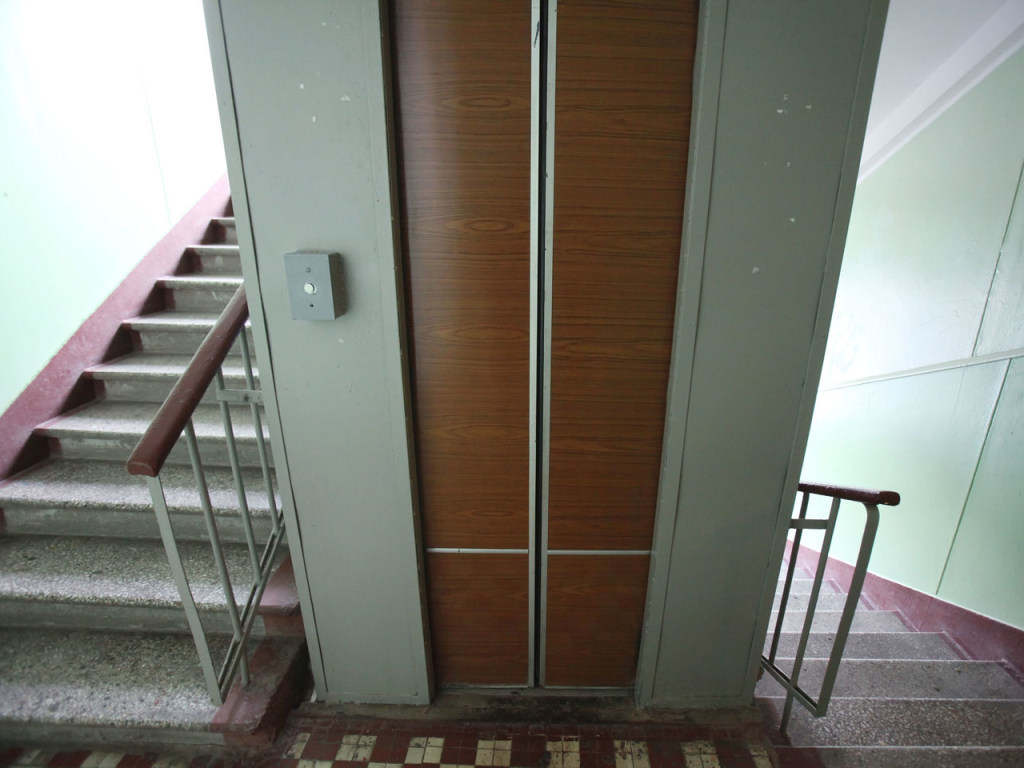 На столичной Троещине сорвался лифт с высоты 14 этажа с пенсионеркой внутри ( ВИДЕО)