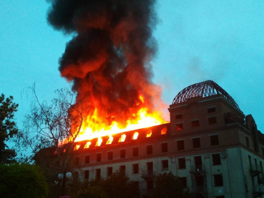 В центре Каменца-Подольского начался масштабный пожар в бывшем отеле «Украина» (ФОТО, ВИДЕО)