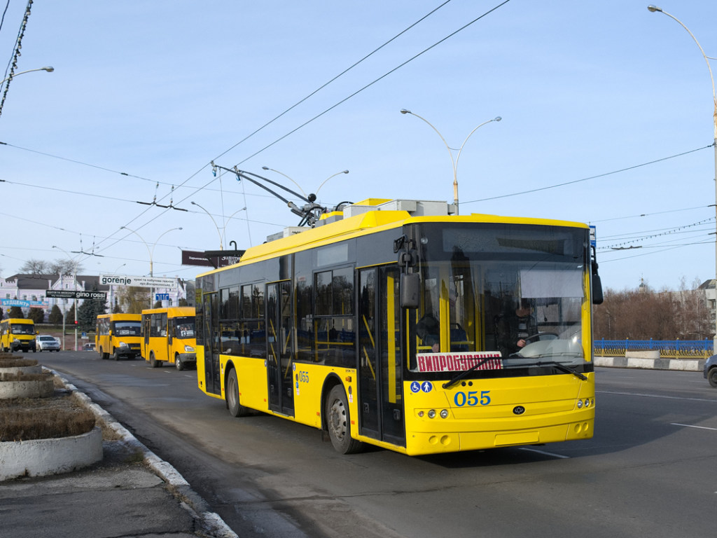 В Херсоне пассажиры толкали новый троллейбус (ФОТО)