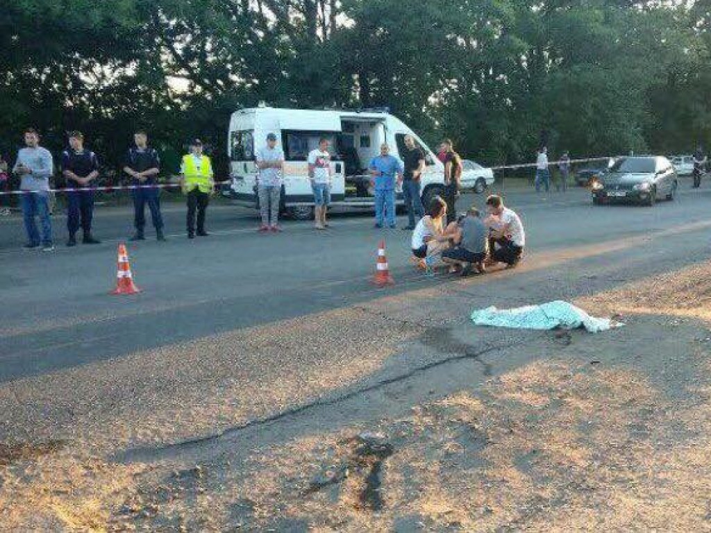 Жители хотели устроить самосуд: В Одессе авто сбило женщину с 4-летней девочкой, ребенок погиб (ФОТО)