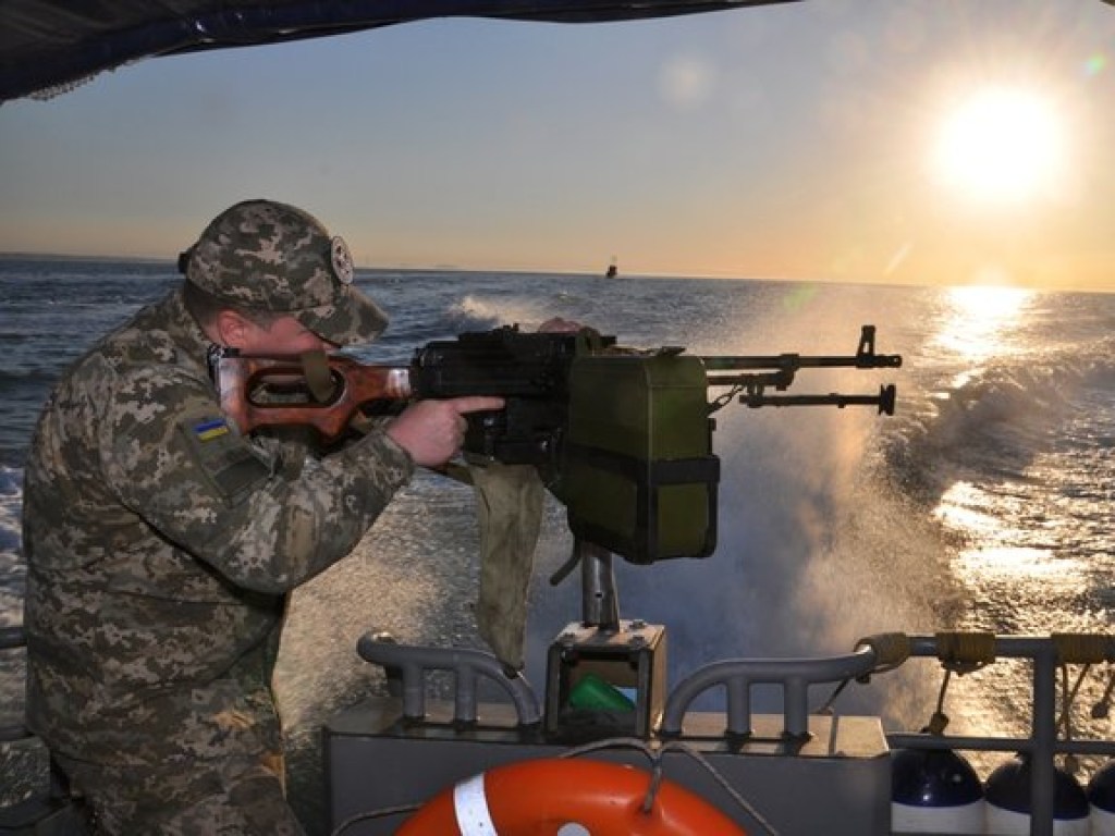 Моряки-пограничники провели в Азовском море учения со стрельбами (ФОТО)