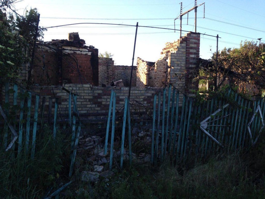 В результате обстрела поселка Южный на Донбассе сгорело девять домов (ФОТО)