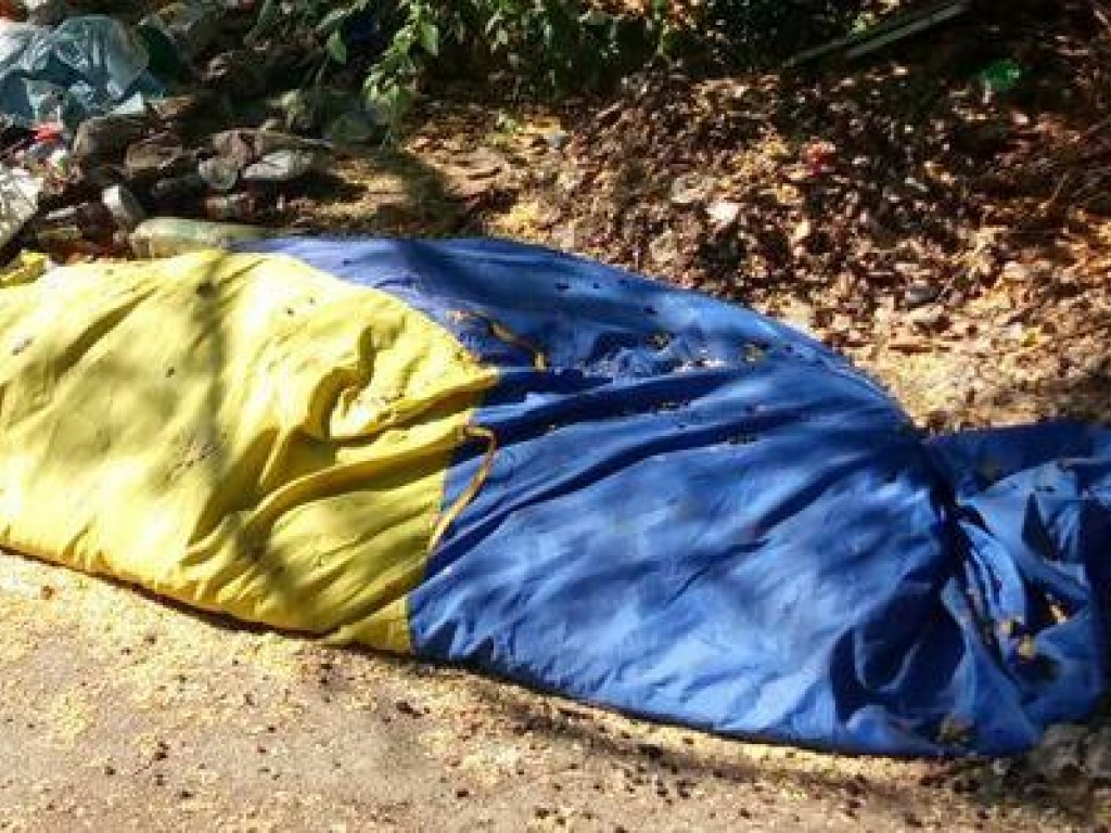 Скандал: В Днепре мусор завернули во флаг Украины (ФОТО)