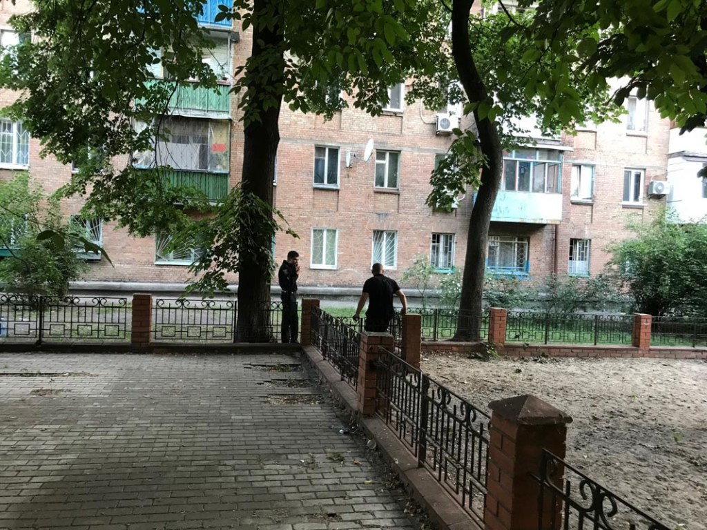 Жители многоэтажки на столичных Дорогожичах целый день игнорировали труп мужчины (ФОТО)