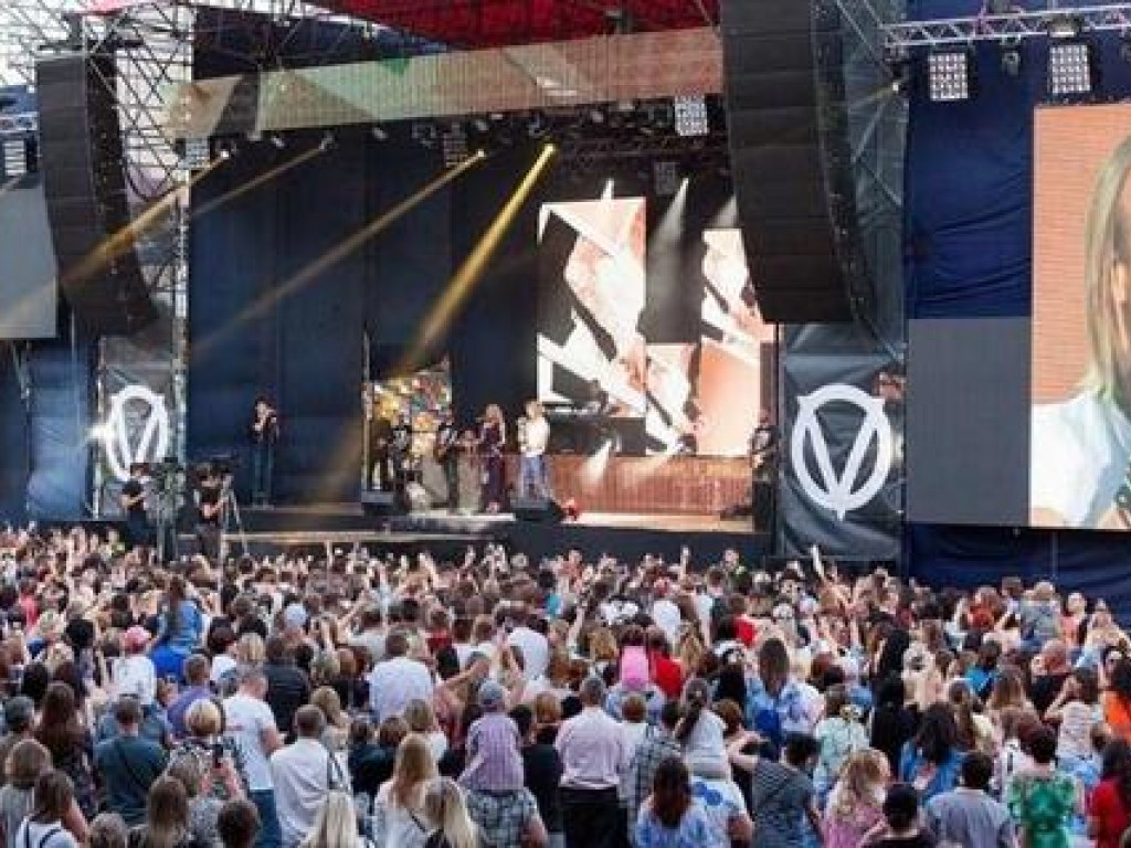 На концерте Олега Винника поклонницы прорвали кордон охраны