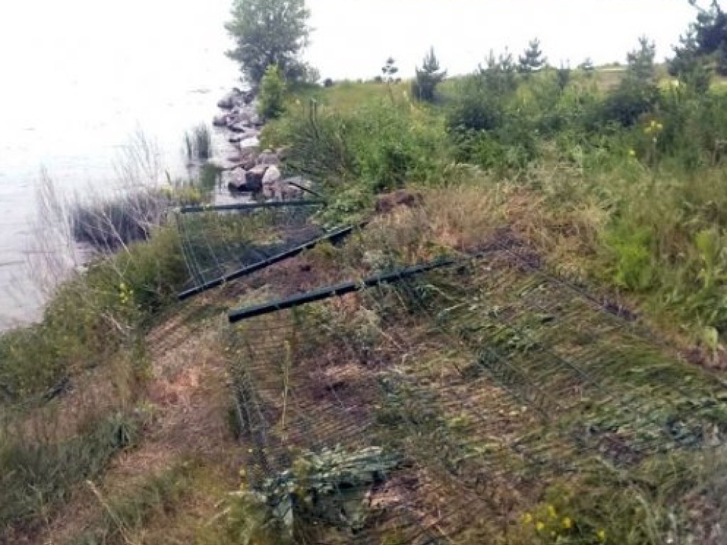 На Харьковщине около 100 жителей снесли забор, который преграждал путь к водоему (ФОТО)