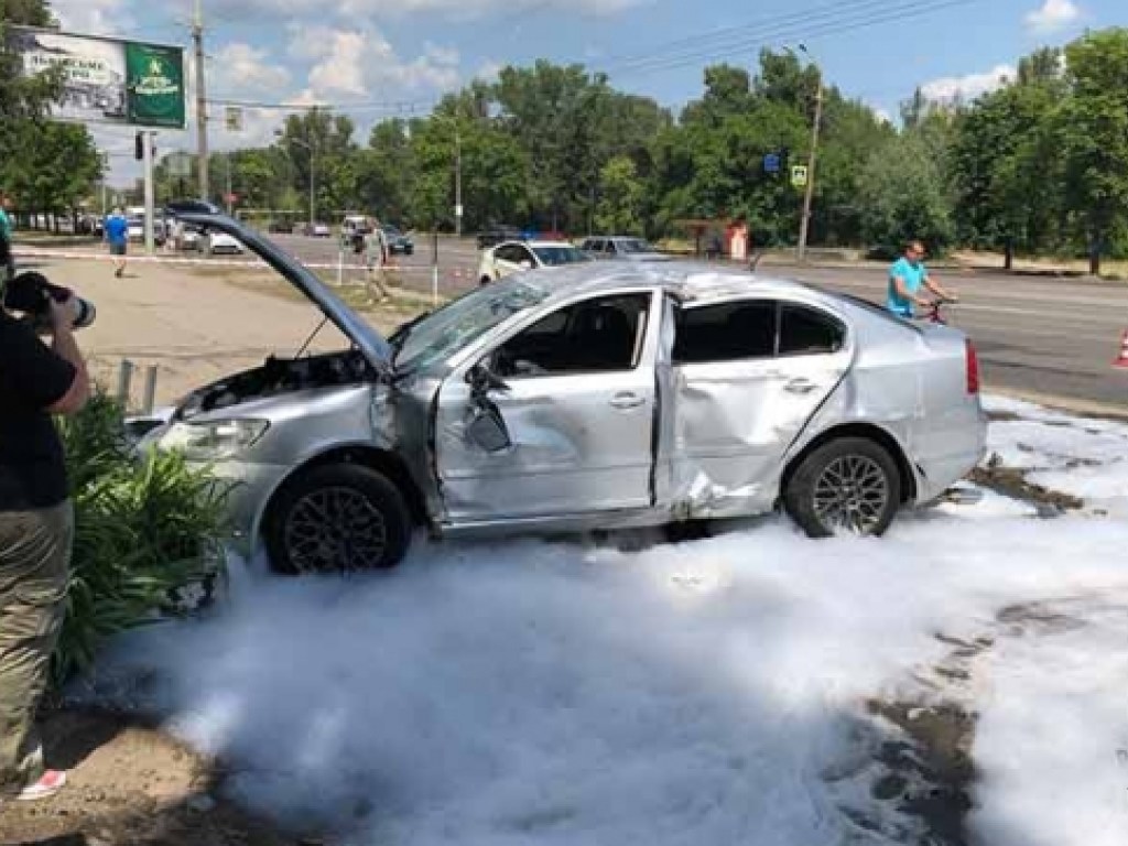 Смертельное ДТП в Днепре: водитель на Skoda сбил на остановке двух женщин (ФОТО)
