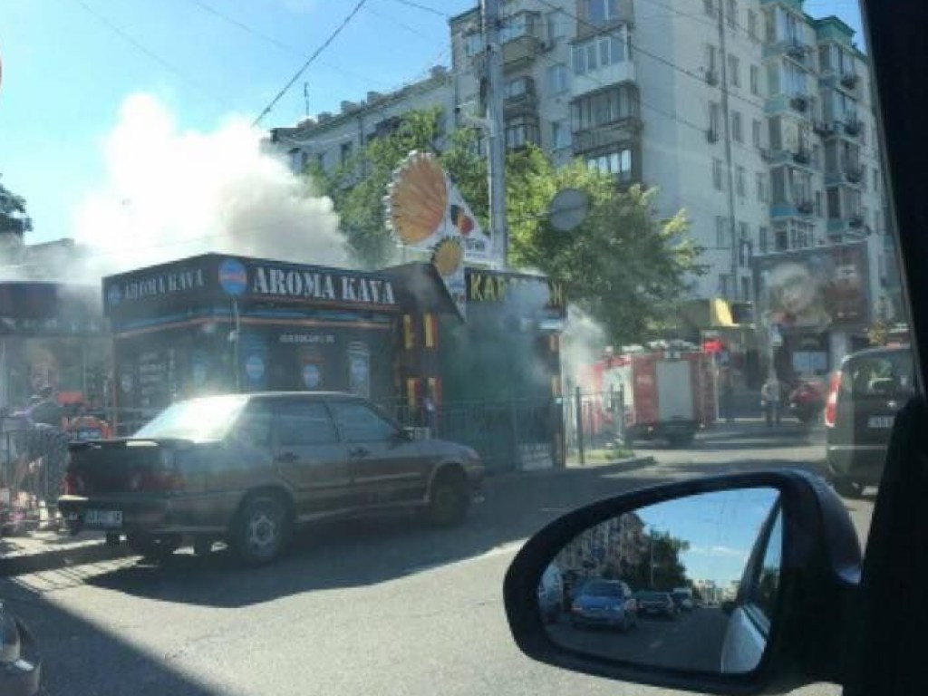 У столичной станции метро «Дворец Украина» горел киоск (ФОТО)