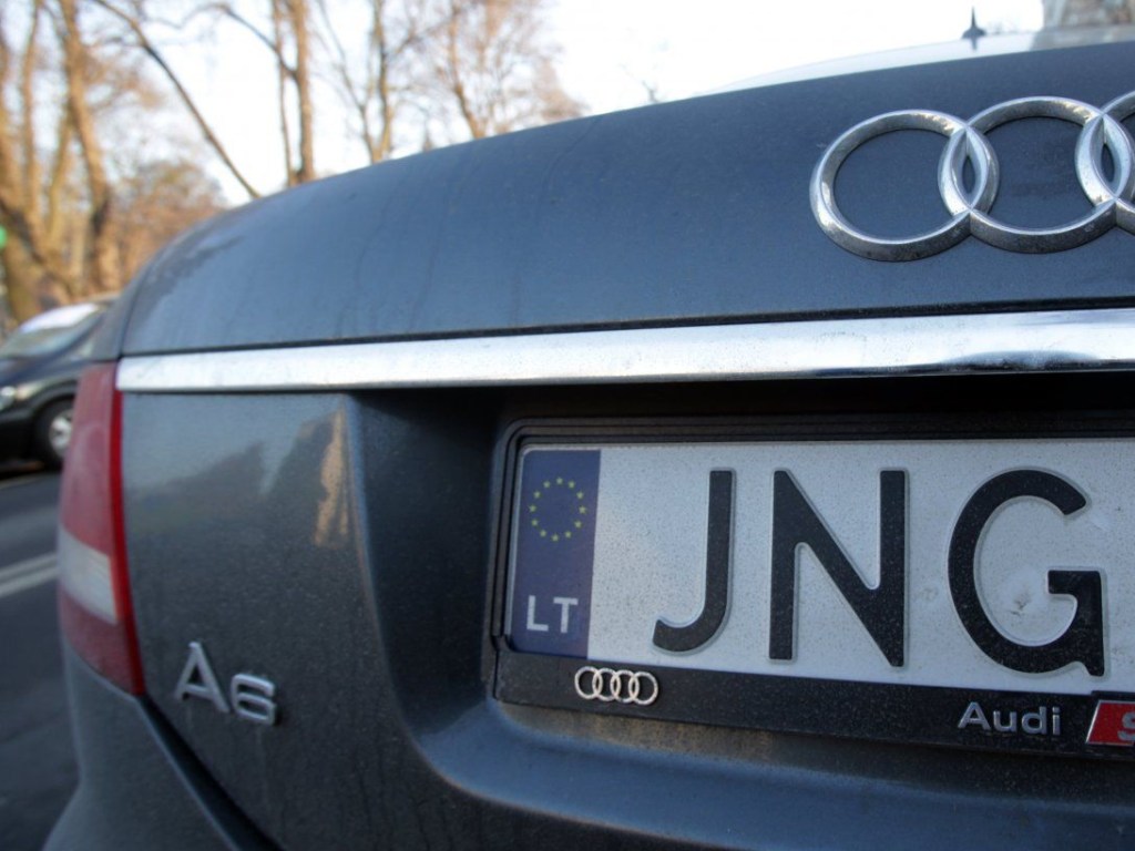 В Раде подумывают о новых ставках для растаможки автомобилей на еврономерах