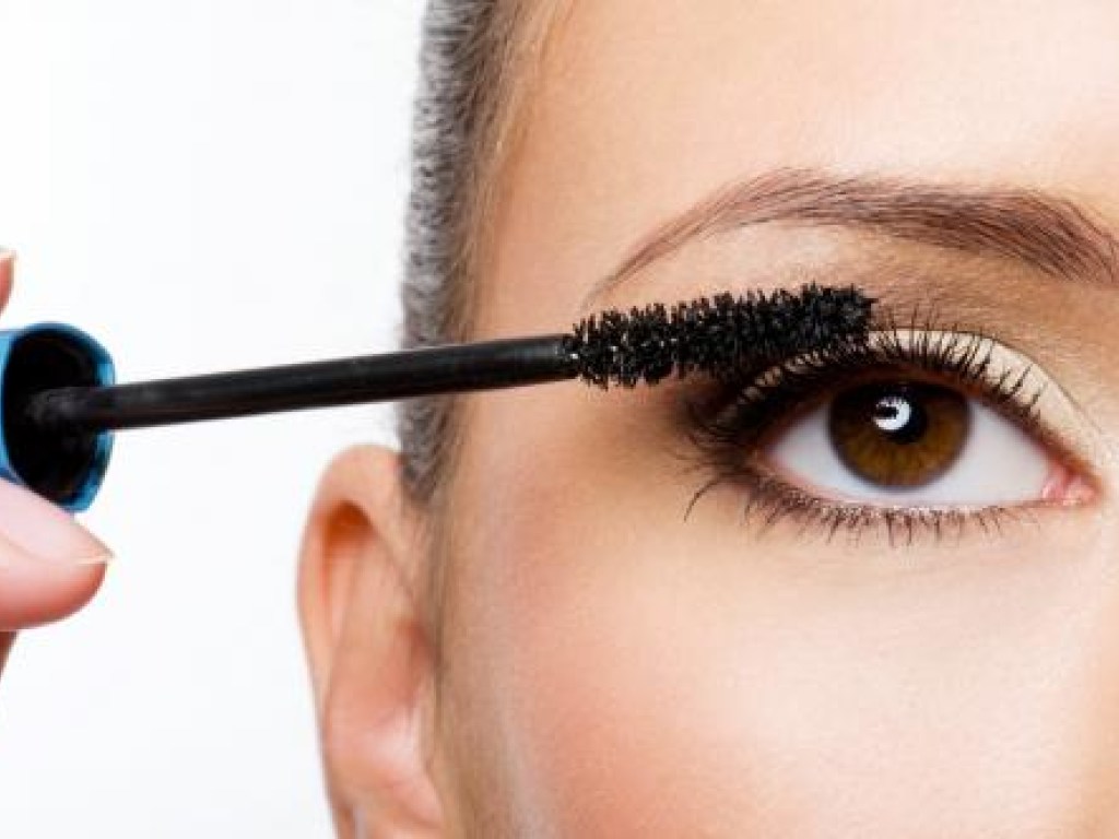50-летняя женщина чуть не ослепла из-за привычки плохо смывать макияж