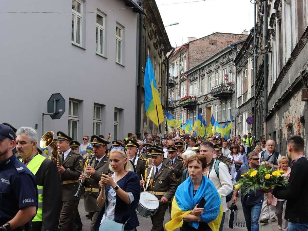 Украинцы взяли флаги и прошлись улицами польского Перемышля (ФОТО)