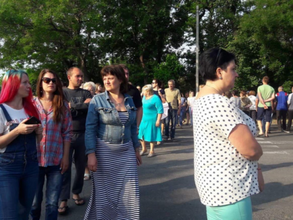 В Одессе люди перекрыли дорогу, где под колесами внедорожника погибла девочка (ВИДЕО)