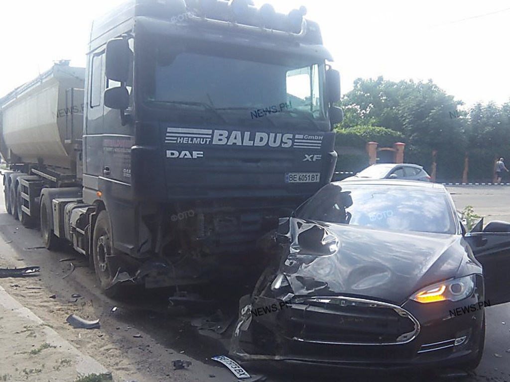 В Николаеве грузовик протаранил на перестрелке Tesla (ФОТО)