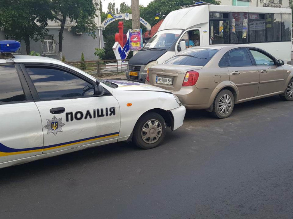 В Николаеве столкнулись Chevrolet и авто полиции охраны (ФОТО)