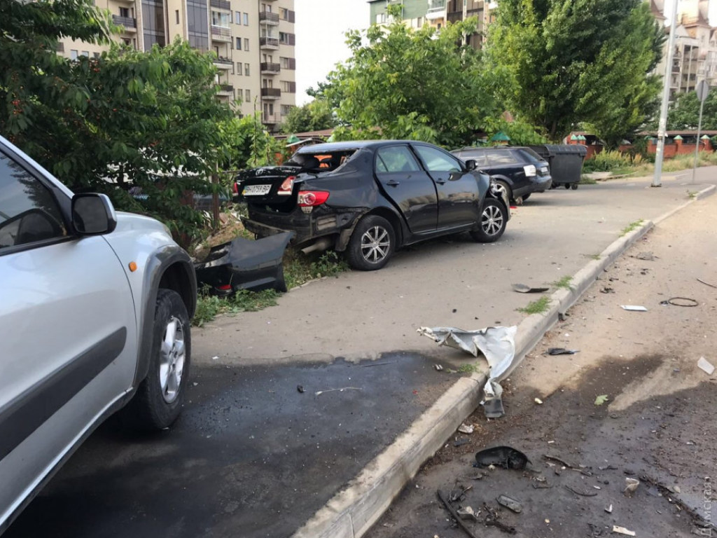 Был трезв: в  Одессе лихач на Toyota разбил 7 автомобилей (ФОТО)