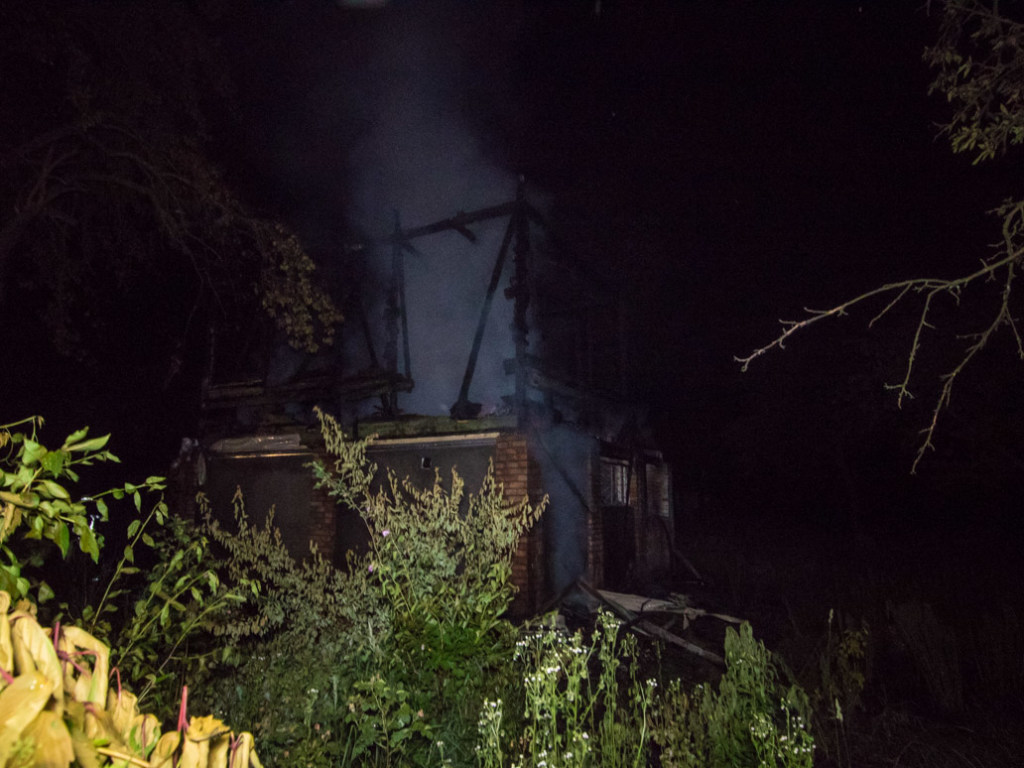 На Русановских садах в Киеве дотла сгорел двухэтажный дом (ФОТО, ВИДЕО)