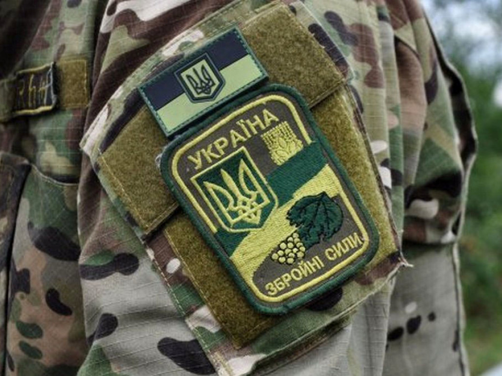 В Черновцах контрактник ВСУ с пистолетом ограбил женщину на остановке
