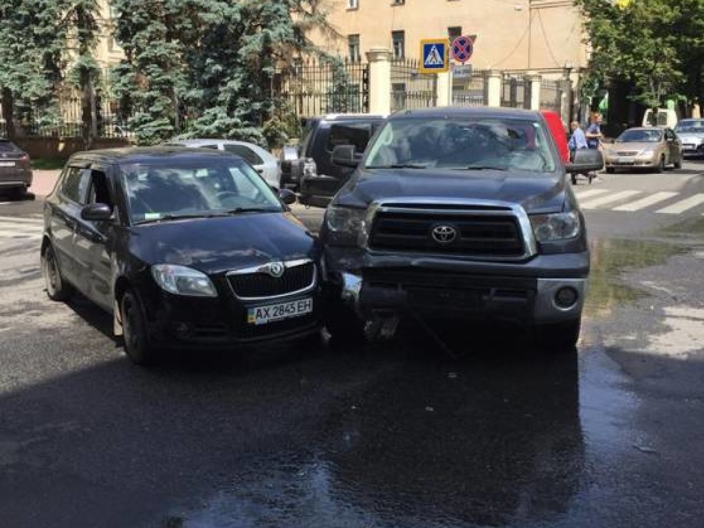 В Харькове внедорожник и легковушка не поделили дорогу, есть пострадавшие (ФОТО)