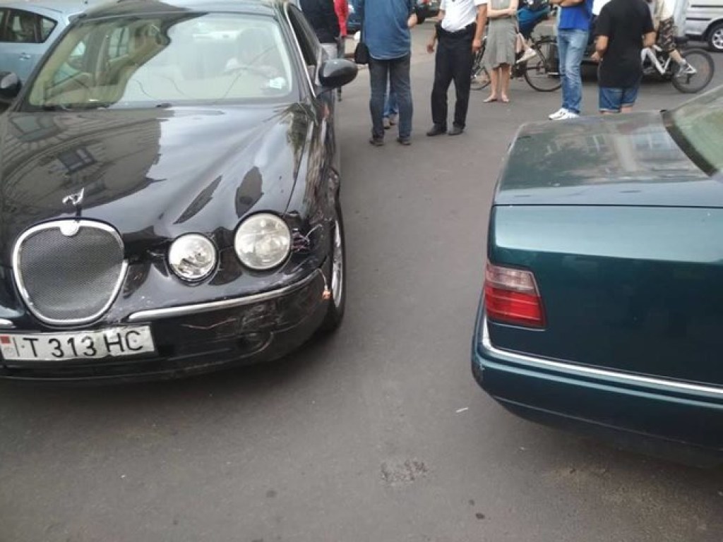 В Одессе 35-летняя нетрезвая женщина на Jaguar протаранила 5 машин (ФОТО)