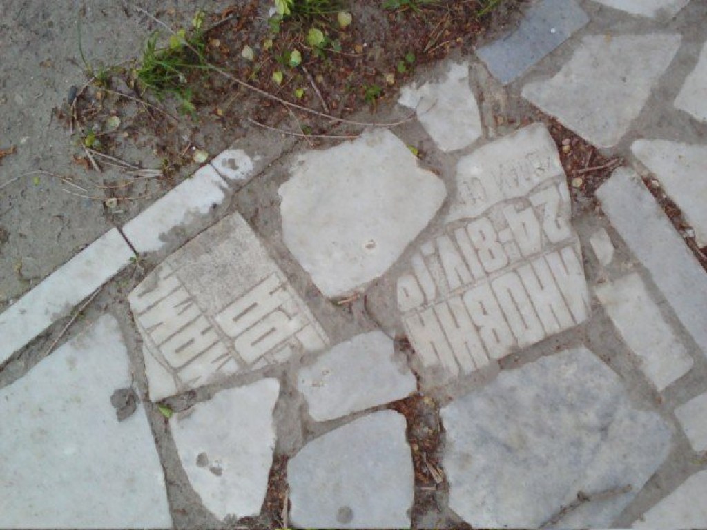 Курьез: В России похоронное бюро замостило тротуар обломками надгробий (ФОТО)