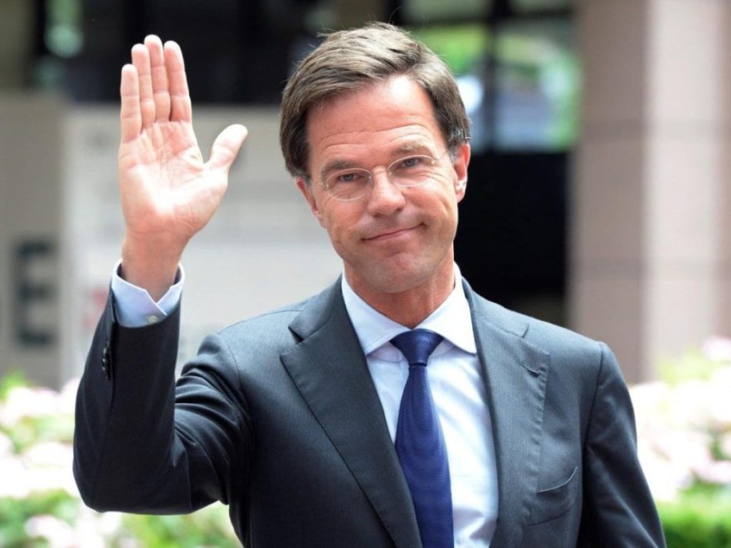 Под аплодисменты уборщиц: Премьер Нидерландов пролил кофе на входе в парламент и вытер его шваброй (ВИДЕО)