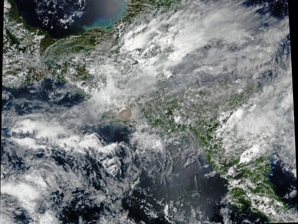 NASA показало из космоса извержение вулкана-«убийцы» Фуэго в Гватемале (ФОТО)