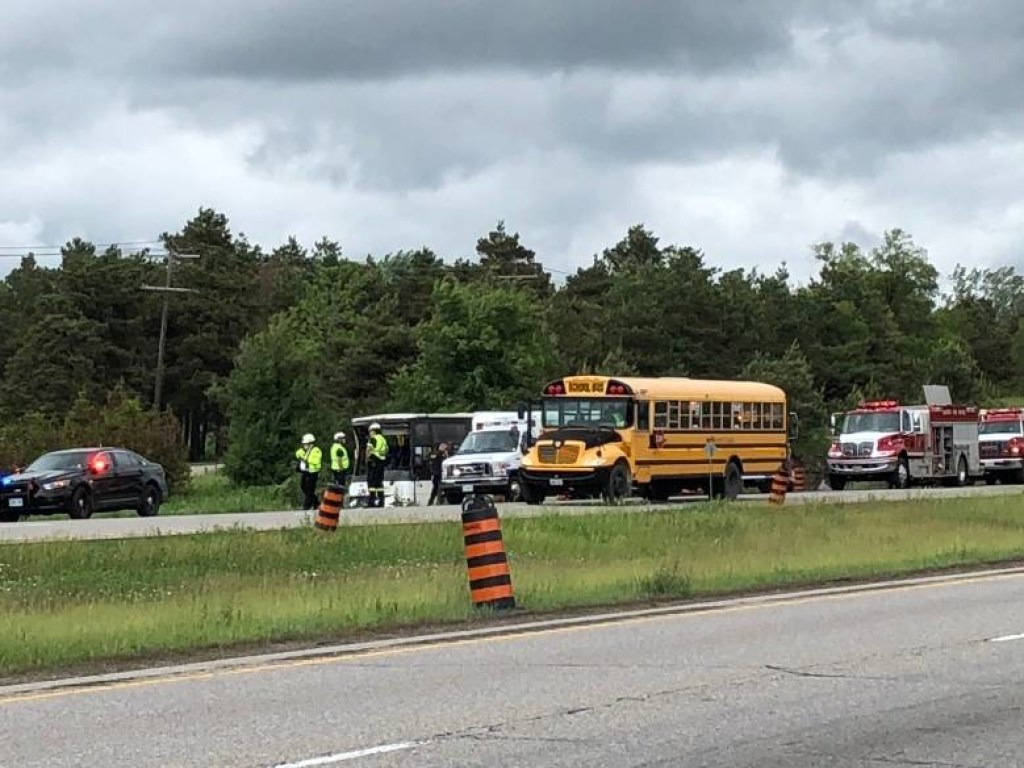 В Канаде туристический автобус влетел в кювет, десятки пострадавших (ФОТО)