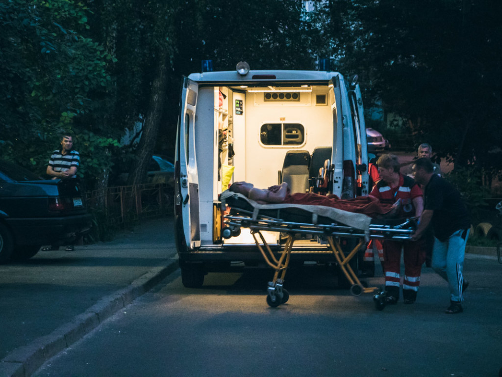 В Киеве на Куреневке нашли молодого человека в луже крови (ФОТО)