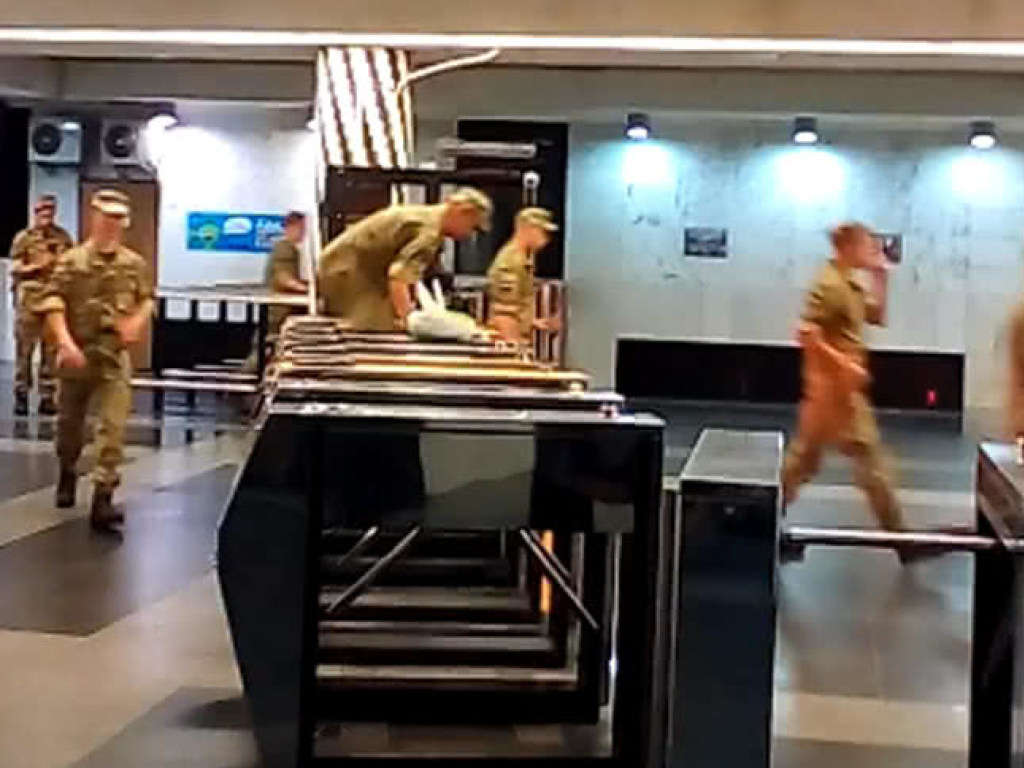 В столичном метро курсанты массово перепрыгивали турникеты, дабы не платить за проезд (ФОТО)