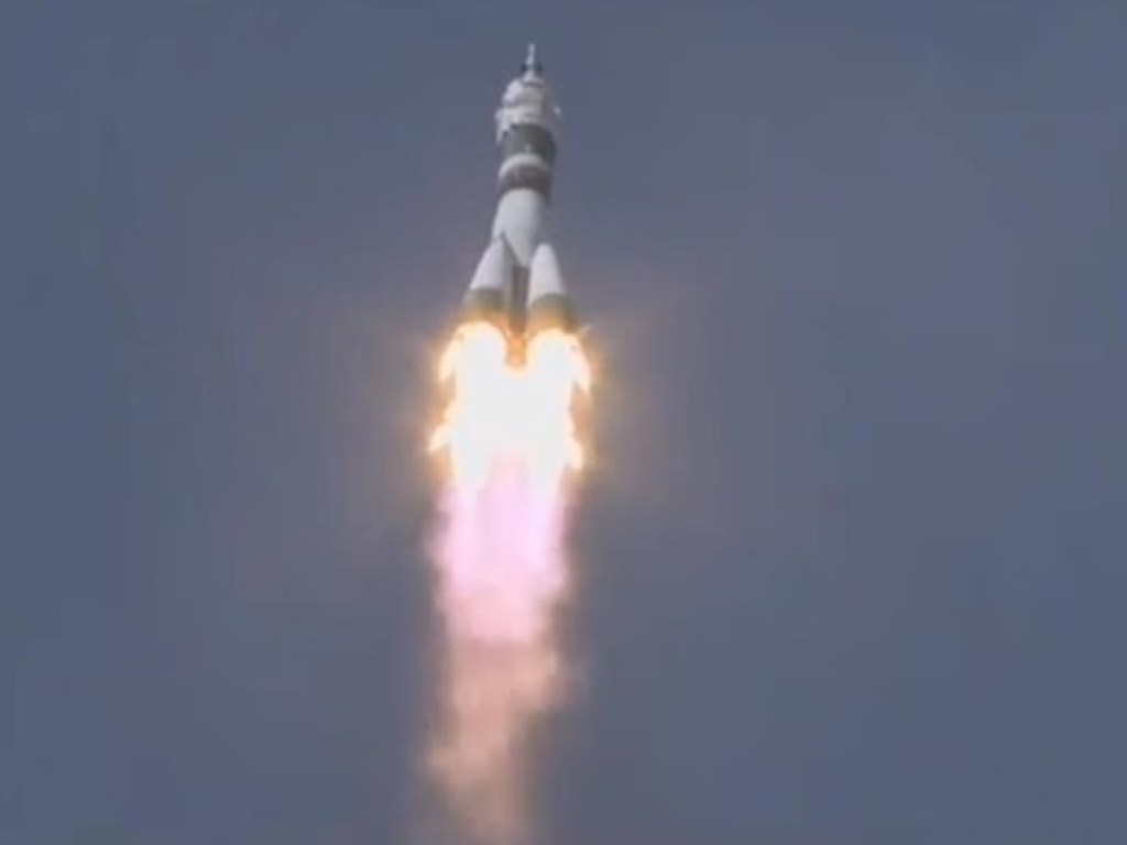 Россия запустила ракету «Союз» с экипажем для МКС (ФОТО)