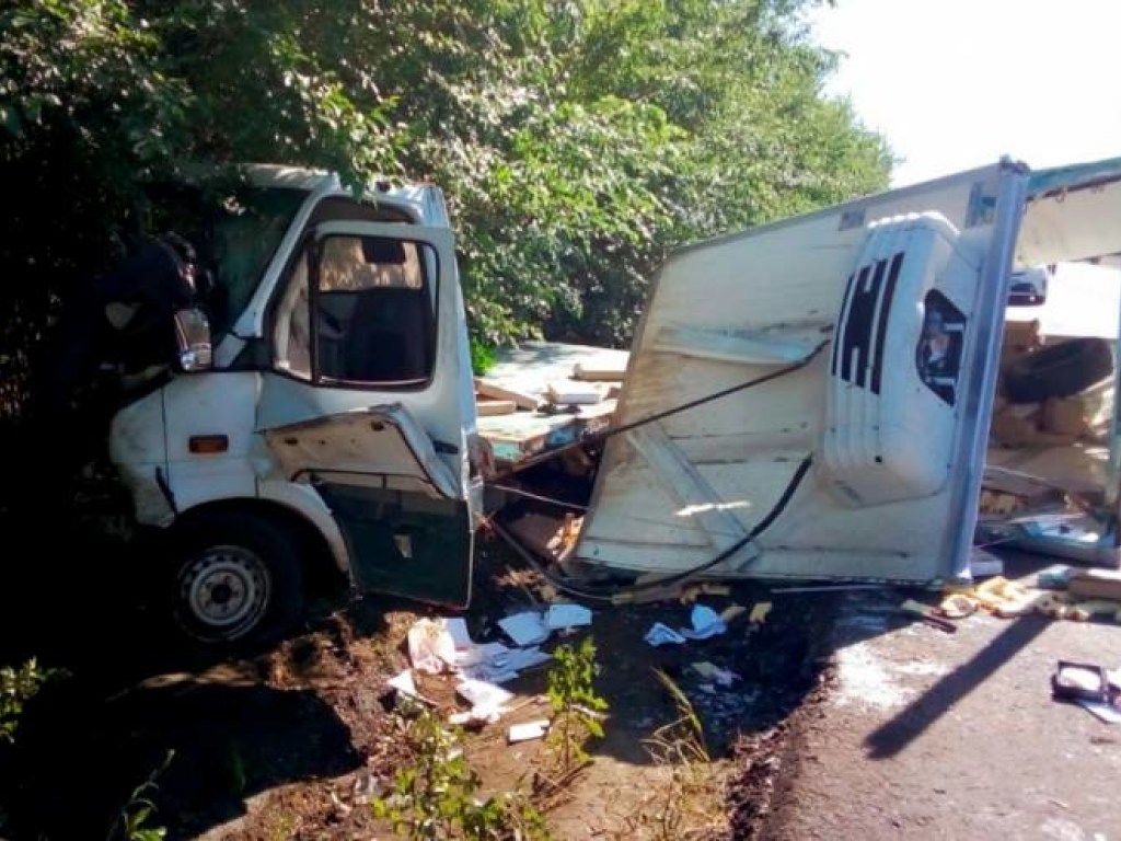 ДТП с опрокидыванием: На Днепропетровщине столкнулись грузовик и микроавтобус (ФОТО)