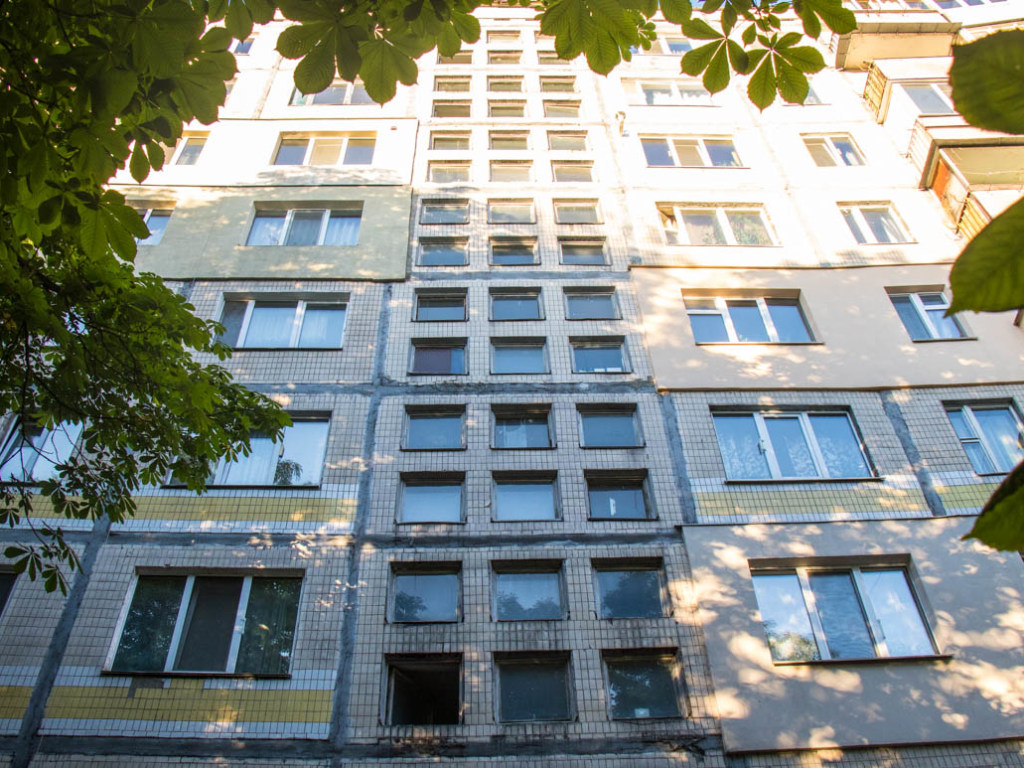 На Виноградаре в Киеве женщина выпала с пятого этажа (ФОТО)