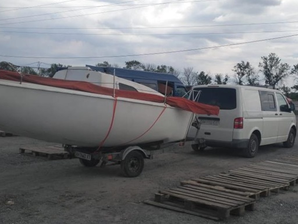 На КПВВ на Донбассе у украинца отобрали яхту (ФОТО)