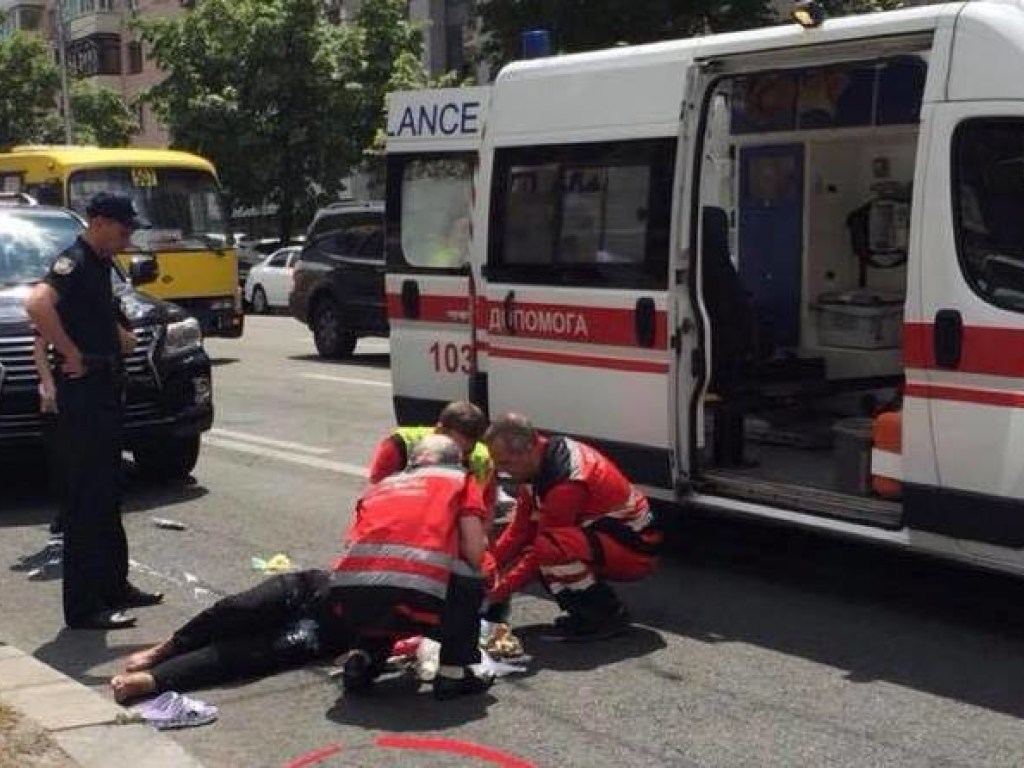 Lexus сбил женщину в центре Киева (ФОТО)