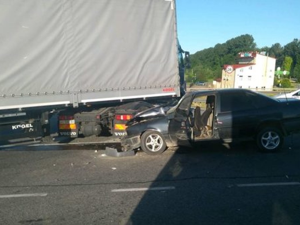 Под Львовом дорогу не поделили Opel и седельный тягач, есть пострадавшие (ФОТО)