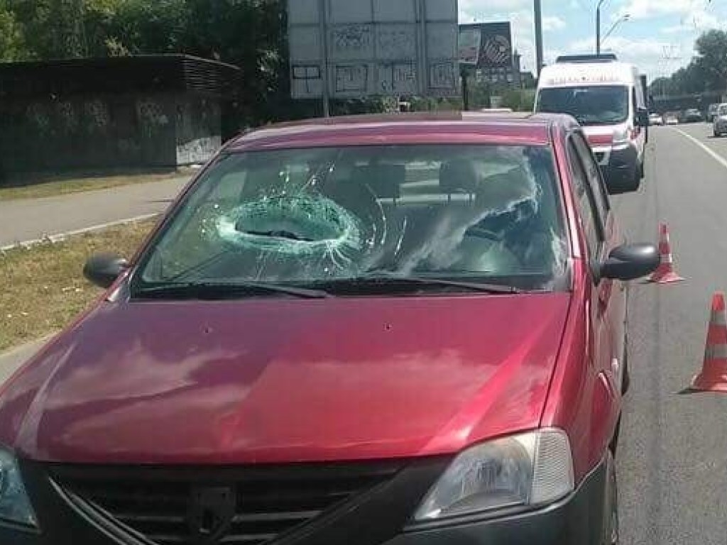 В Киеве хулиганы бросили кусок плиты с моста: пассажиру Renault почти отрезало руку (ФОТО)