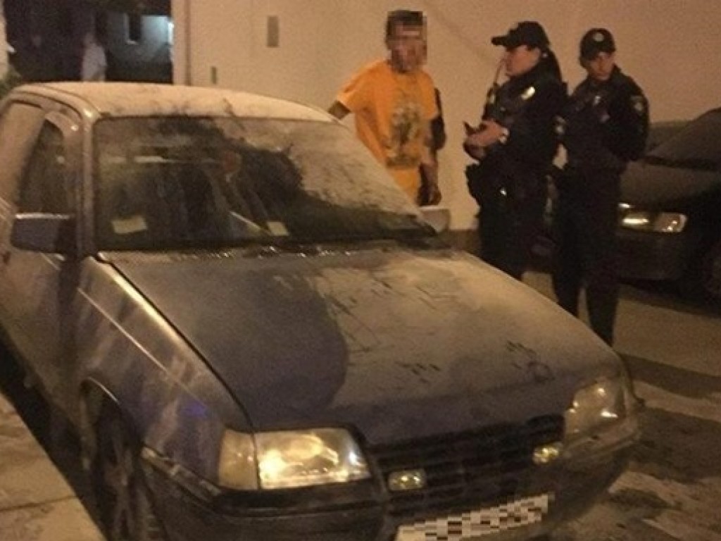 Двух патрульных побили за помощь в тушении автомобиля в Виннице (ФОТО)