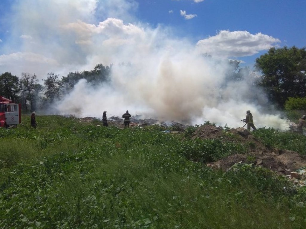 Крупный пожар на свалке ликвидировали бойцы ГСЧС на Киевщине (ФОТО)