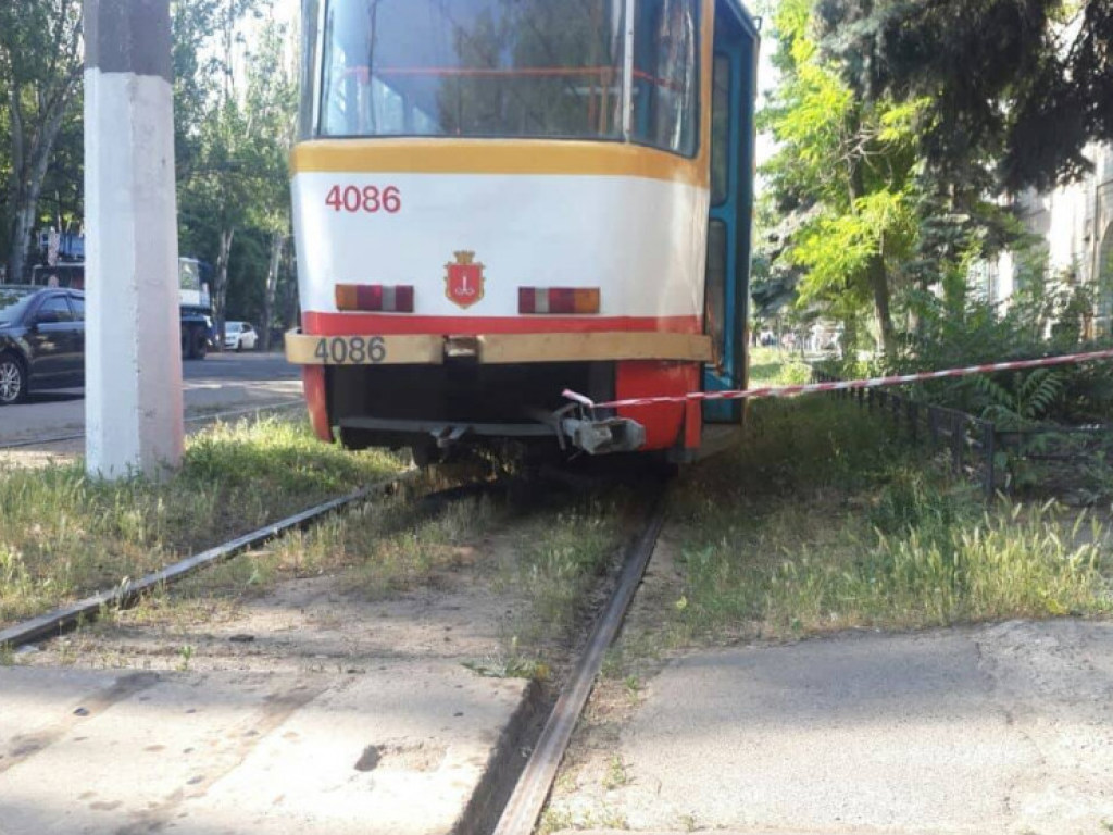 Выскочил из-за кустов: в Одессе пешеход-нарушитель погиб под колесами трамвая (ФОТО)